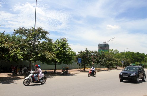 Trong khi đó, khu đất án ngữ hai mặt tiền của Ngân hàng CP Ngoại thương Việt Nam (Vietcombank) có diện tích hơn 5.000 m2 bị quây tôn, bỏ hoang 4 năm nay.
